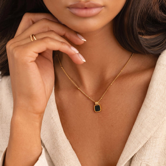 Collar con colgante negro de Lucia