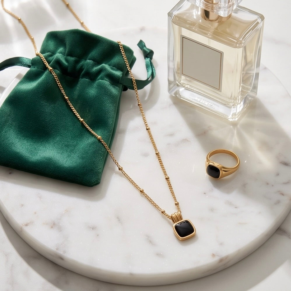 Collar con colgante negro de Lucia