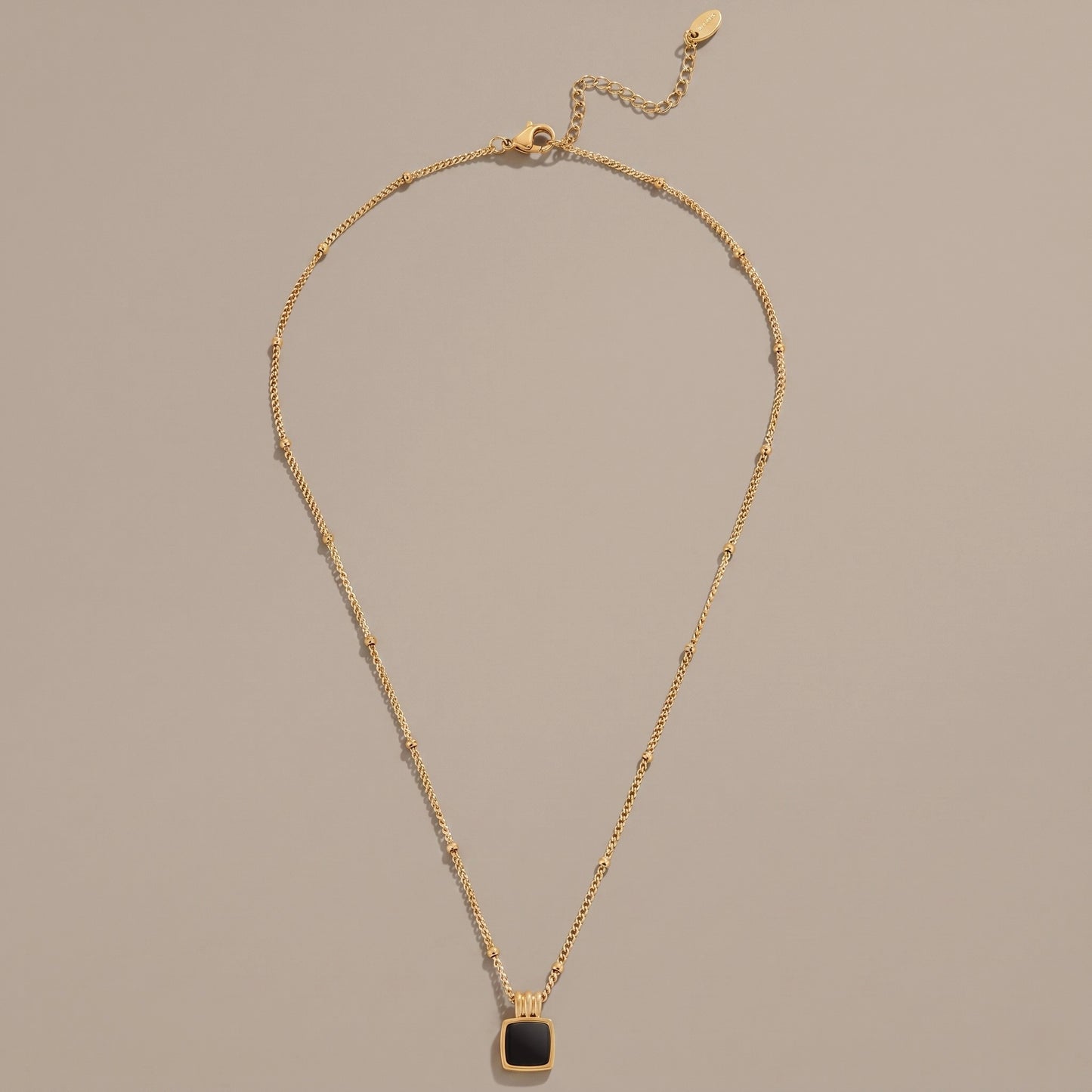 Collar con colgante negro de Lucia