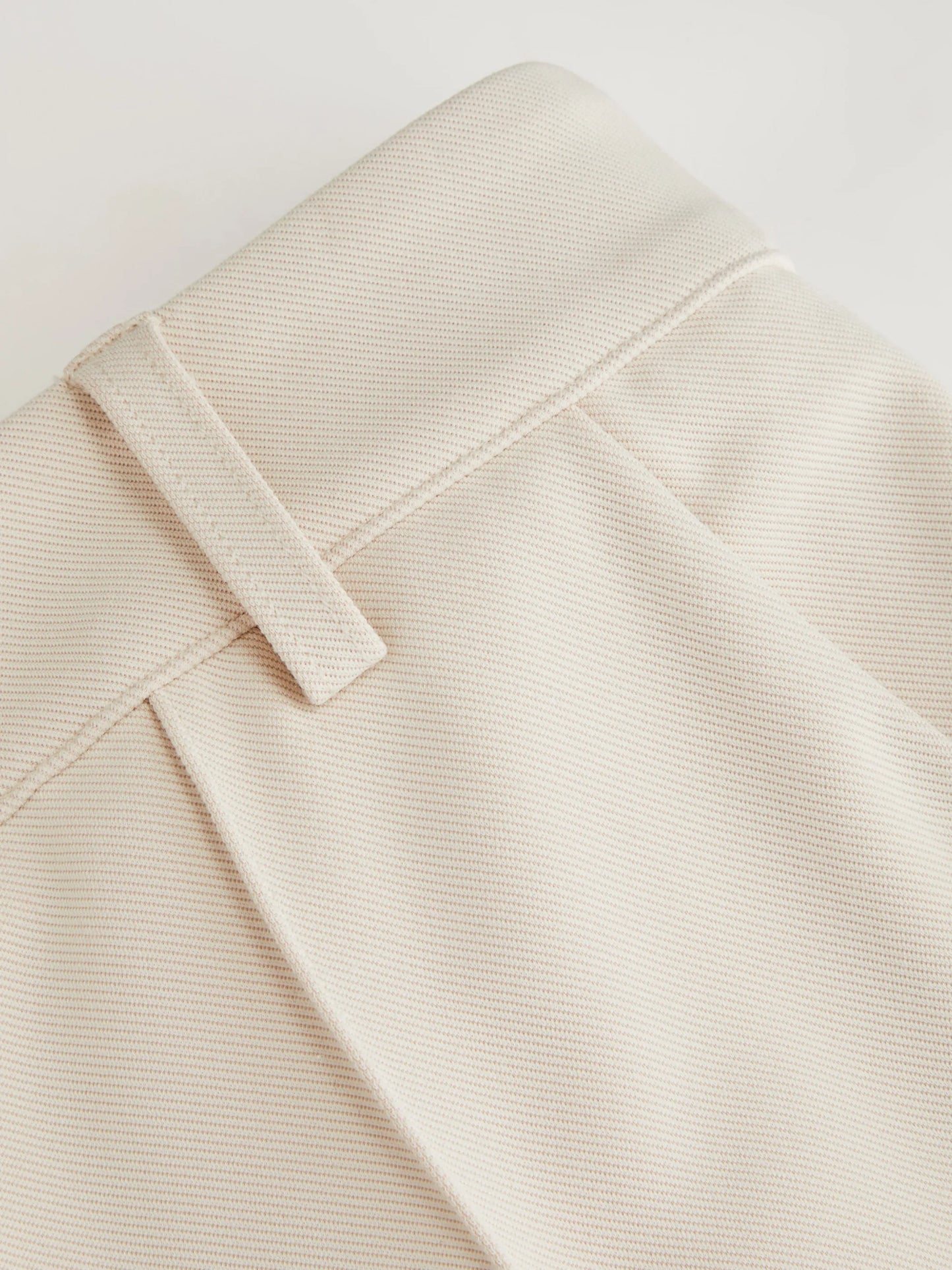 Pantalón recto plisado de tiro alto
