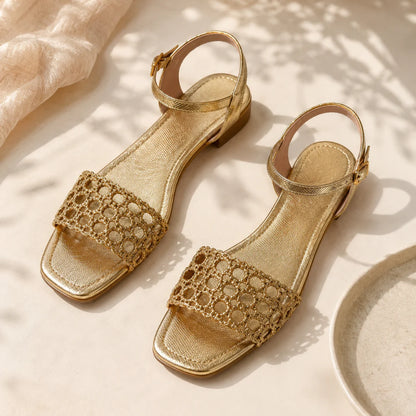 Aurora | Guldiga sandaler med sommarstämning