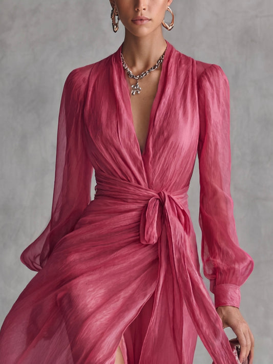 Elegante vestido largo de mujer en gasa rosa perla con escote en V y cinturón en la cintura.