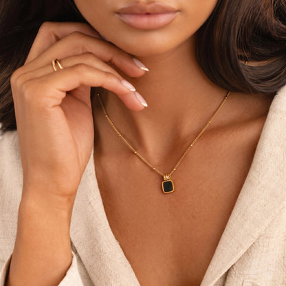 Collar con colgante negro de Lucia