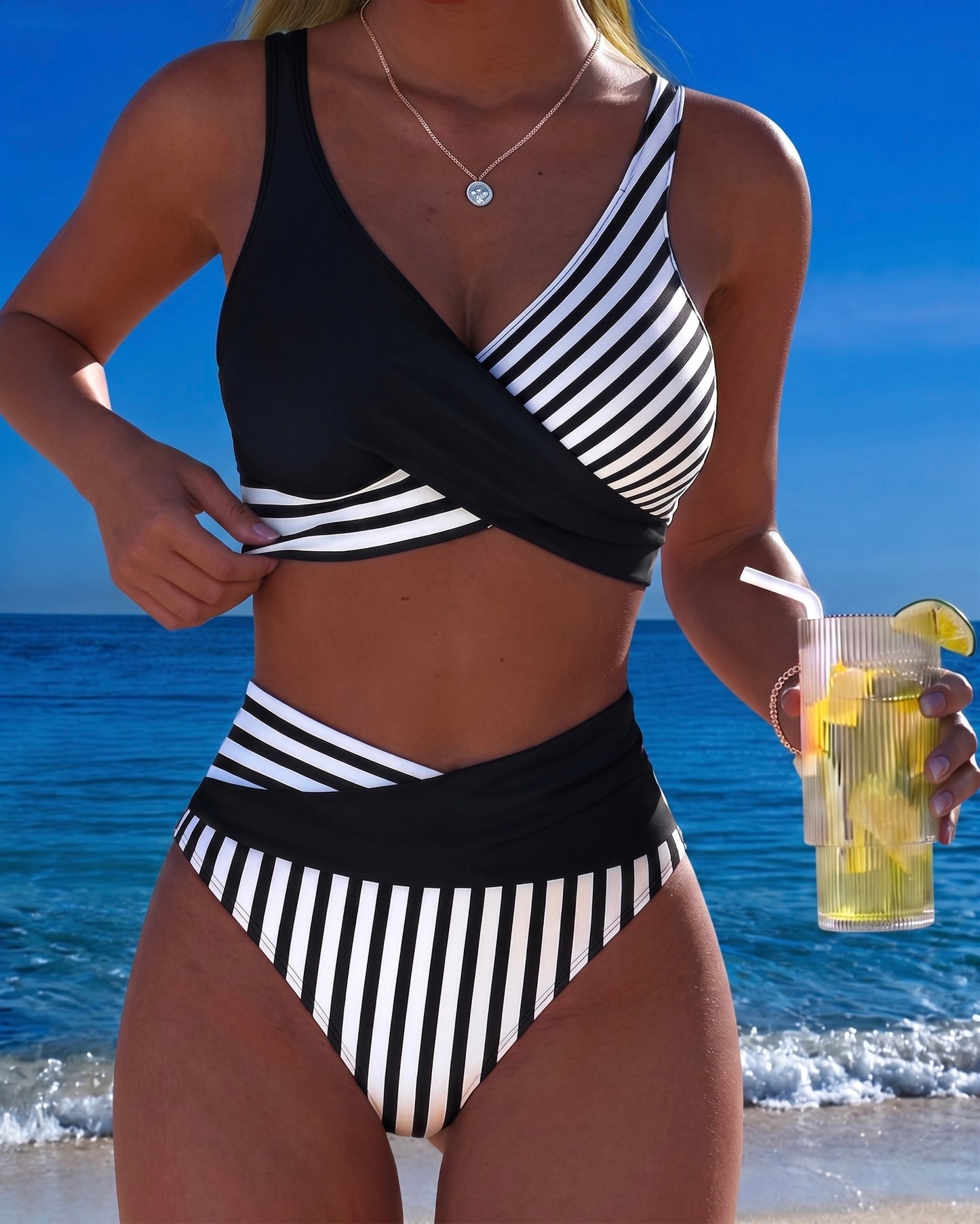 Bikini con estampado de rayas cruzadas