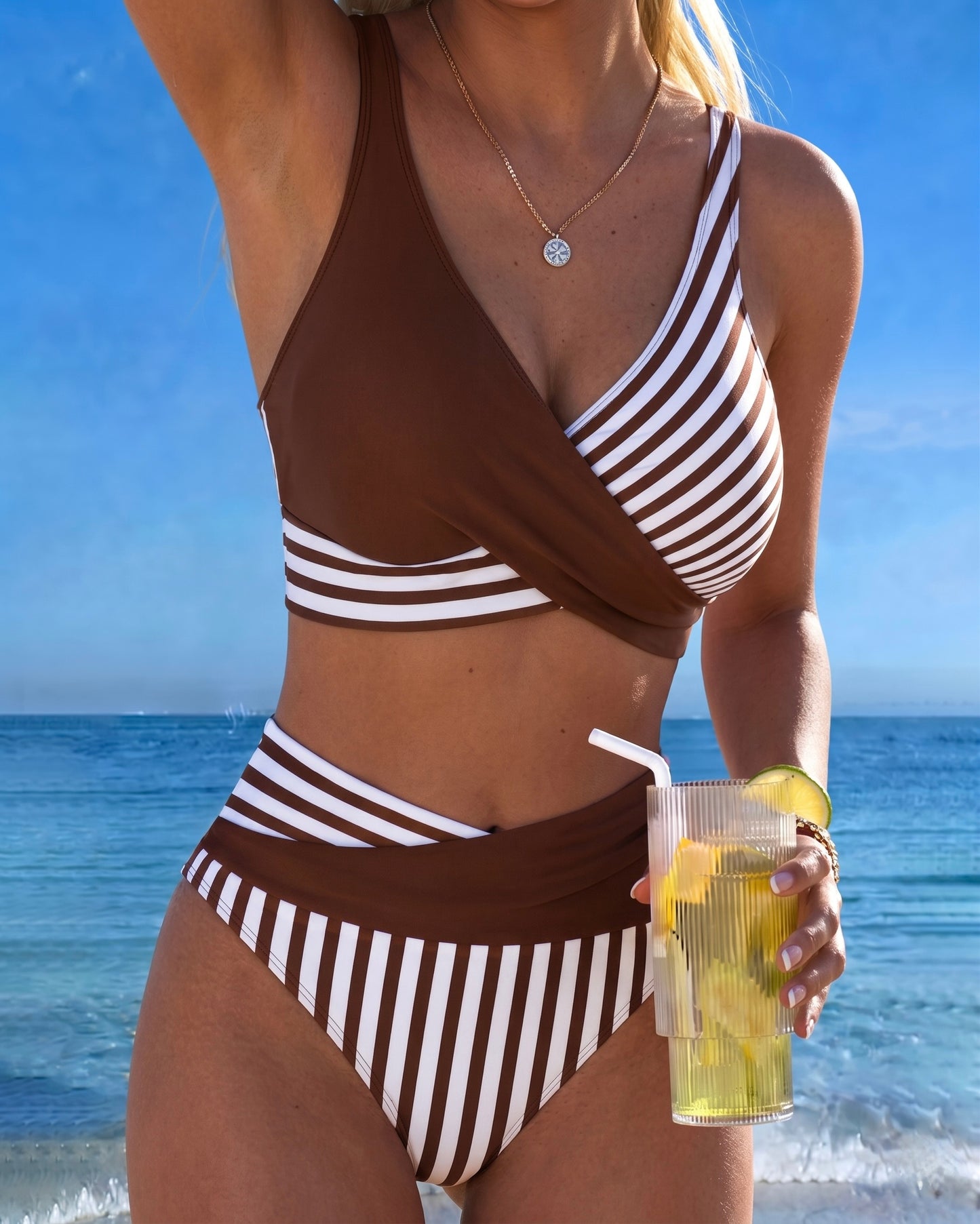 Bikini con estampado de rayas cruzadas
