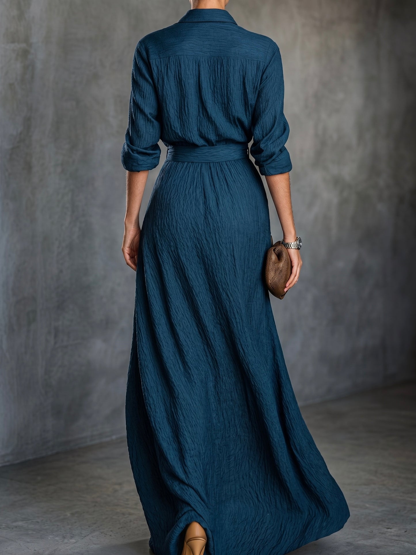 Elegante conjunto de camisa de manga larga con cuello alto en color liso y falda maxi plisada.