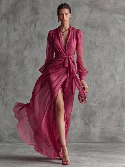Elegante vestido largo de mujer en gasa rosa perla con escote en V y cinturón en la cintura.