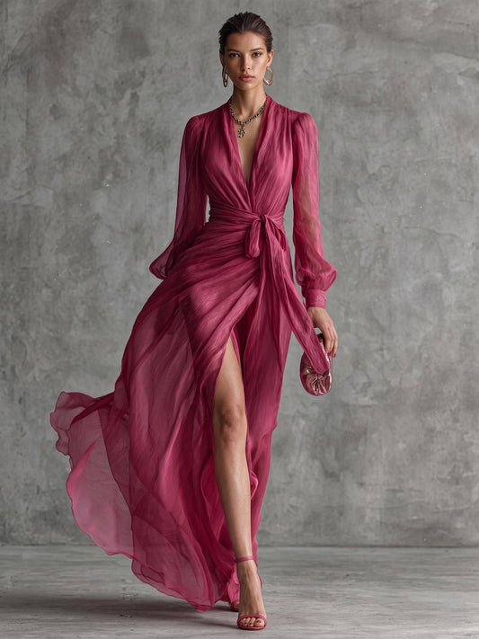 Elegante vestido largo de mujer en gasa rosa perla con escote en V y cinturón en la cintura.