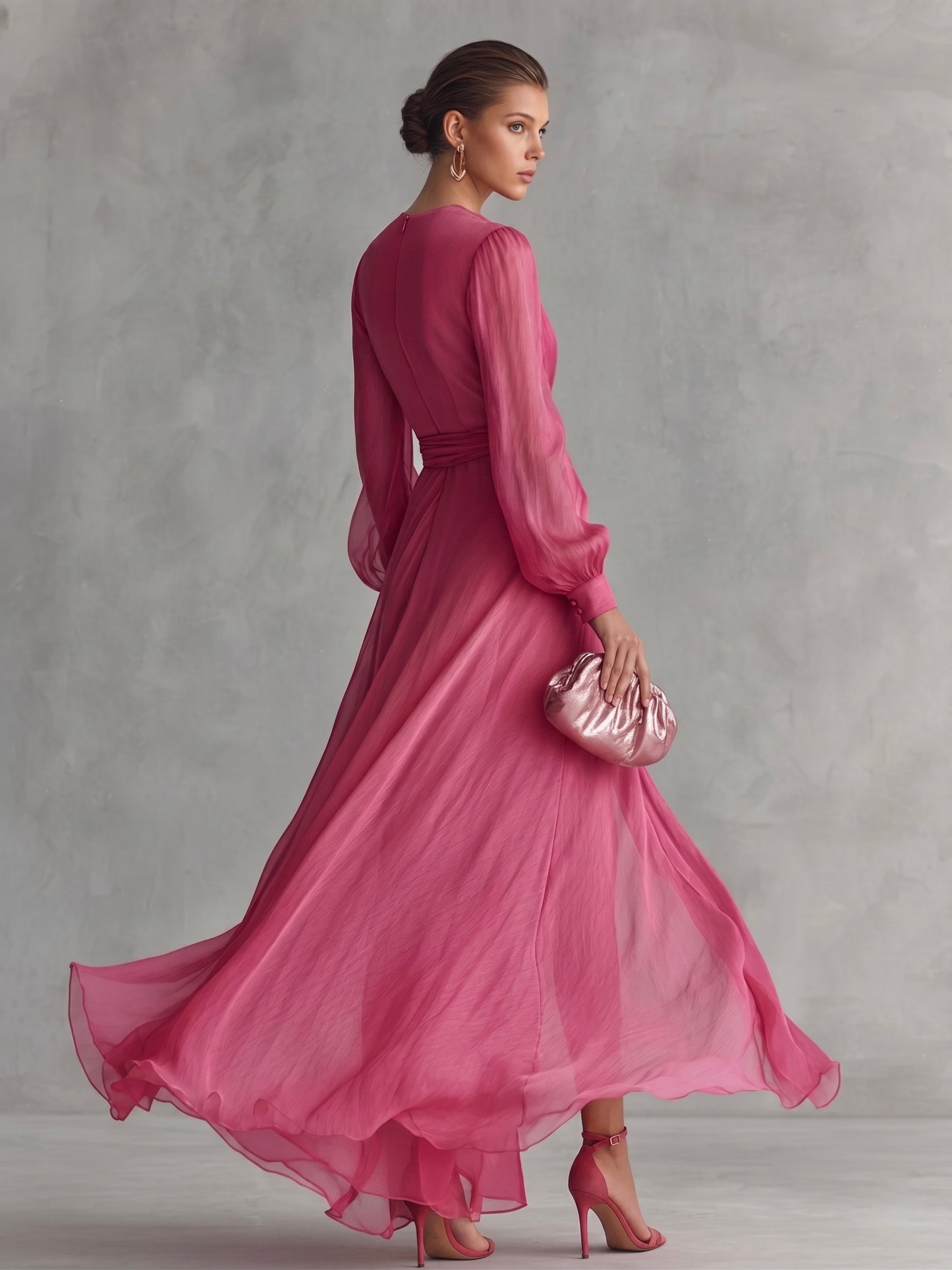 Elegante vestido largo de mujer en gasa rosa perla con escote en V y cinturón en la cintura.
