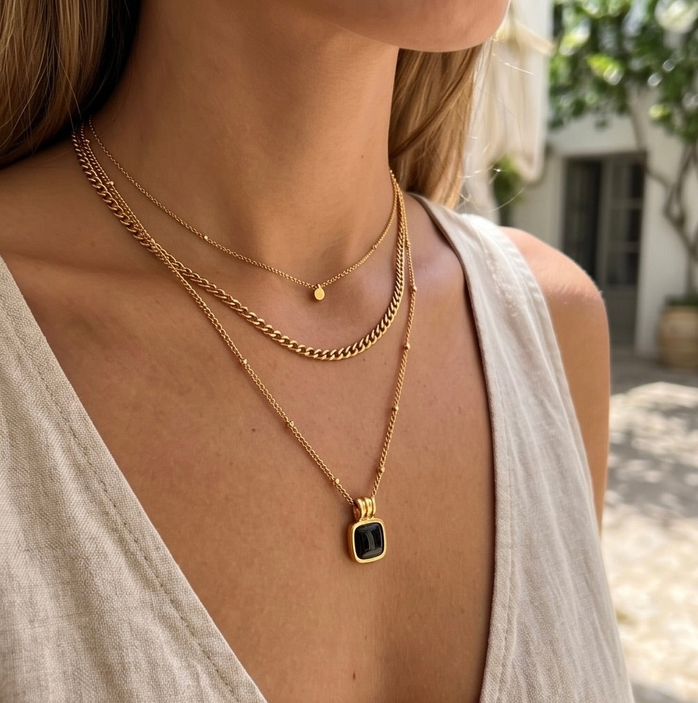 Collar con colgante negro de Lucia