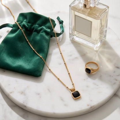 Collar con colgante negro de Lucia