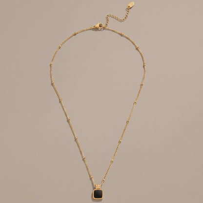 Collar con colgante negro de Lucia