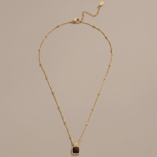 Collar con colgante negro de Lucia