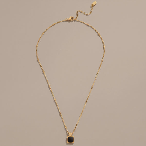 Collar con colgante negro de Lucia