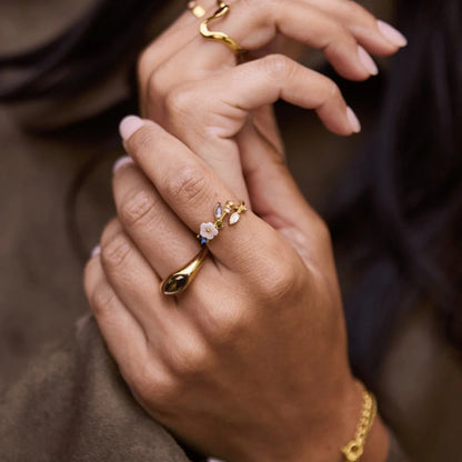 Anillo Flor Blanca de Cristal Oro