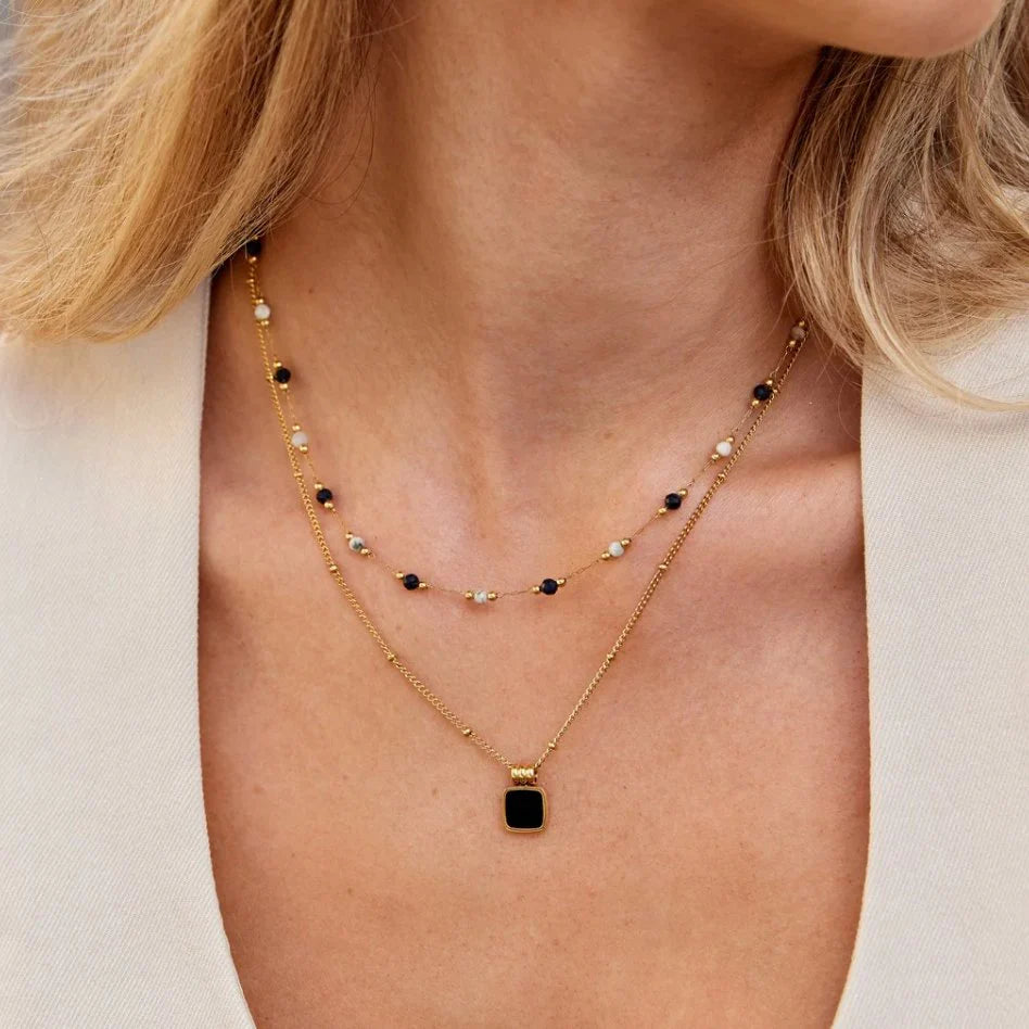 Collar con colgante negro de Lucia