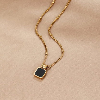 Collar con colgante negro de Lucia