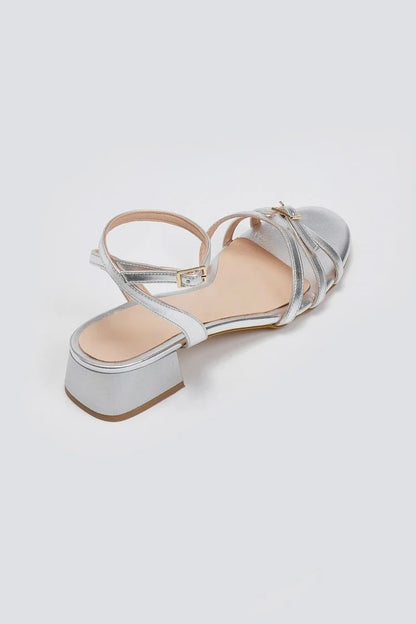 Sandalias de tiras con tacón bajo