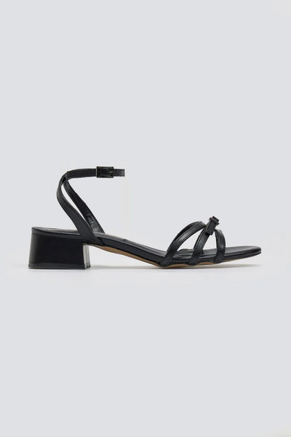 Sandalias de tiras con tacón bajo