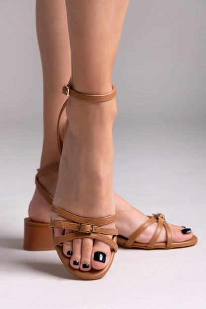Sandalias de tiras con tacón bajo